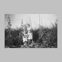 028-1026 Oma Trows und Gertrud Thiedmann mit Tochter Gerlinde im Jahre 1949 .JPG